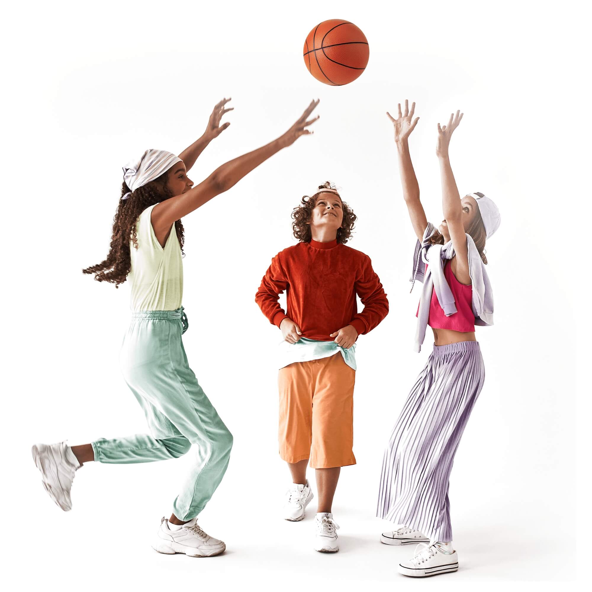 Groupe d’enfants qui jouent ensemble au basketball, représentant la sociabilité sans smartphone
