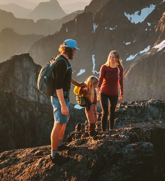 Famille en randonnée sur une montagne, représentant une vie active et connectée au réel sans Internet
