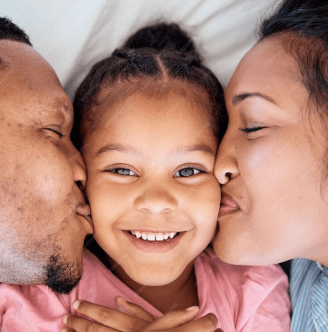 Petite fille souriante entourée de ses parents, symbole de bien-être familial sans dépendance numérique