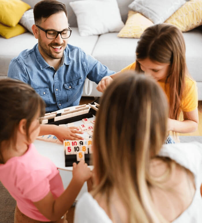 Famille réunie autour d’un jeu de société, moment de partage loin des écrans