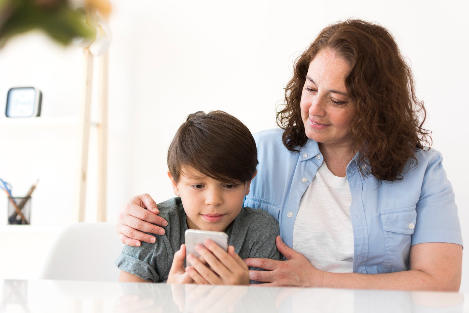 Téléphone sans réseaux sociaux : Comment protéger votre enfant des dangers du numérique